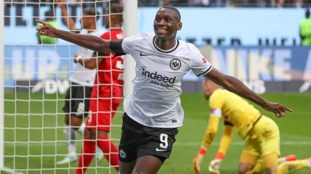Kolo Muani compartilha insights sobre a experiência de Mbappé com a máscara e a resiliência da equipe na Euro 2024