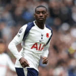 Estrela do Tottenham Randal Kolo Muani Evita Cirurgia Mas Precisará de Máscara Protetora ao Retornar à Ação na Premier League