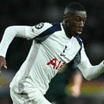 Randal Kolo Muani Sofre Fratura na Mandíbula Após Colisão Devastadora com Harry Maguire Durante o Empate Duro do Tottenham Contra o Manchester United