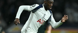 Randal Kolo Muani Sofre Fratura na Mandíbula Após Colisão Devastadora com Harry Maguire Durante o Empate Duro do Tottenham Contra o Manchester United